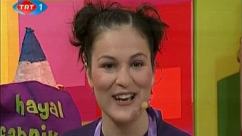İdil Arsan smiling at the camera while presenting the Hayal Fabrikası crafts segment.