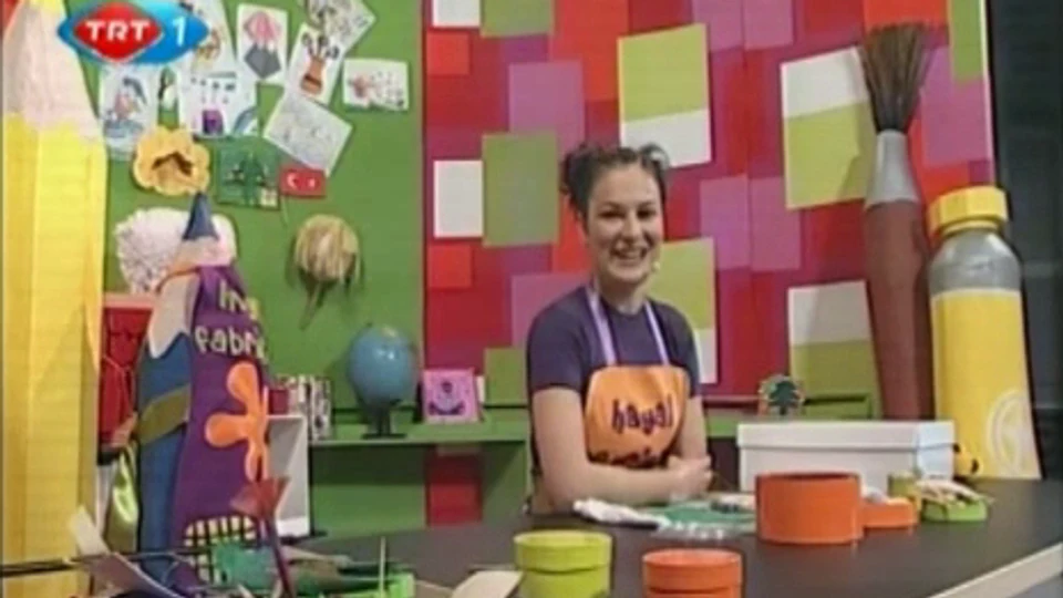 İdil Arsan presenting the crafts segment on the colourful set of the TRT 1 children’s programme Hayal Fabrikası.